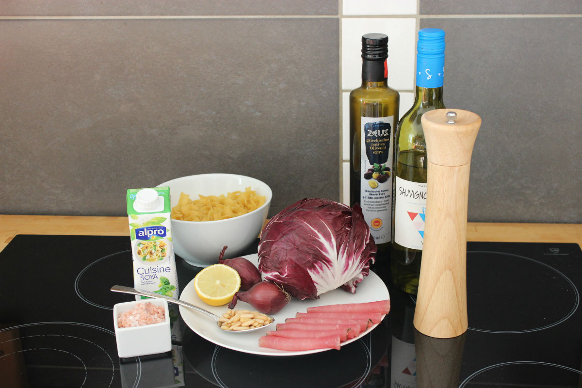 Bandnudeln mit Radicchio in cremiger Schinkensauce