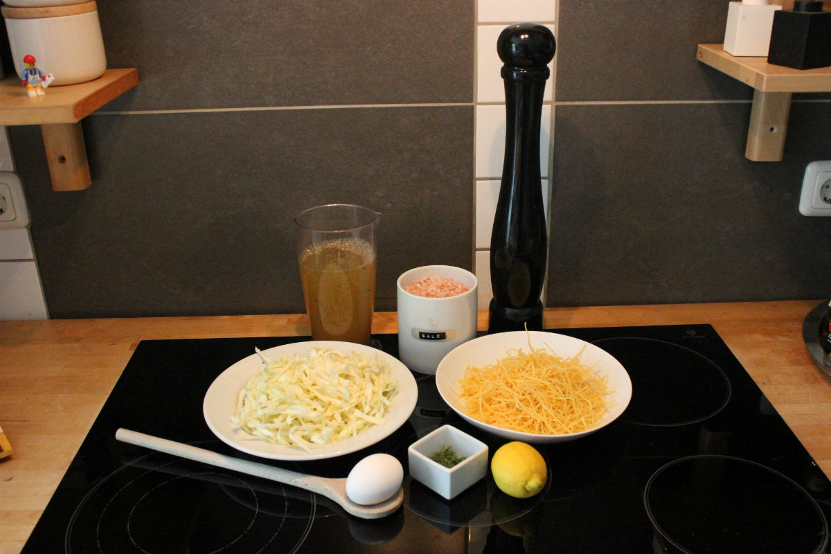 Griechische Kohlsuppe mit Nudeln und Zitrone
