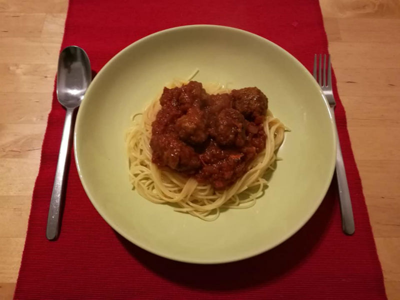 Nudeln mit Tomatensosse und Fleischbaellchen