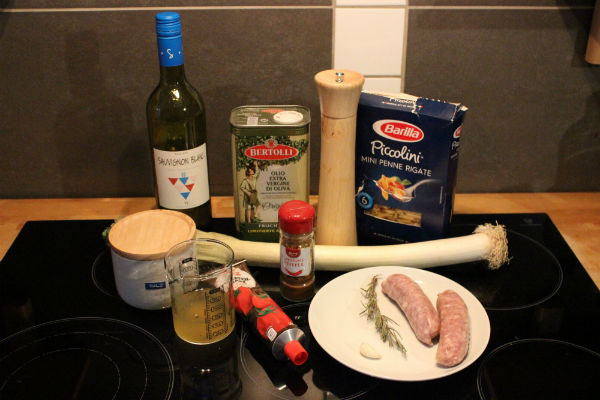 Nudeln mit Bratwurstklößchen und Lauch